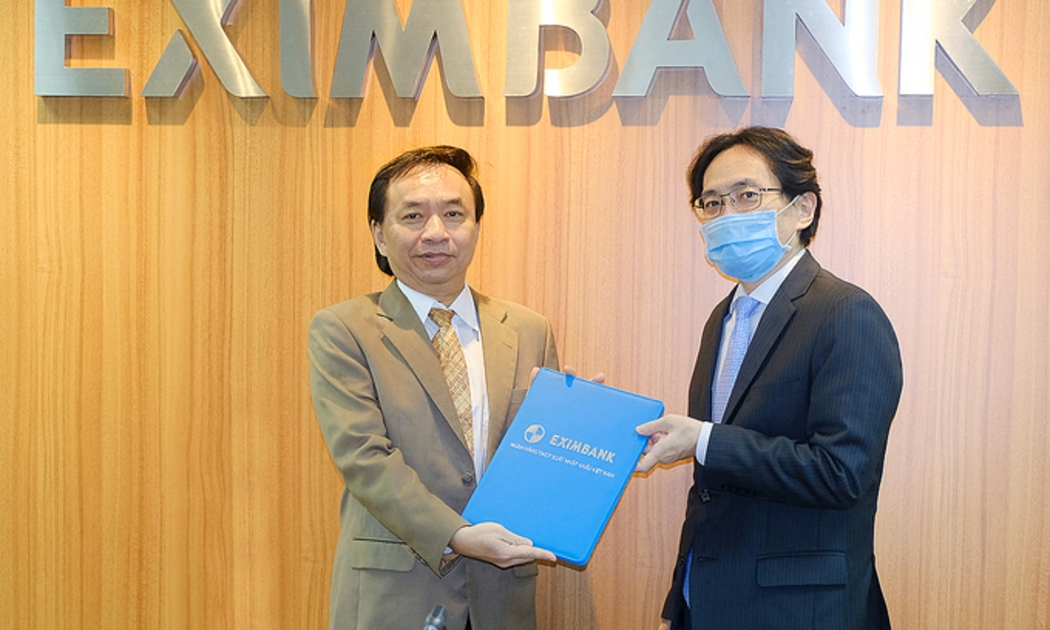 Chủ tịch Eximbank trao quyết định bổ nhiệm vị trí Tổng giám đốc cho ông Trần Tấn Lộc (bên trái)