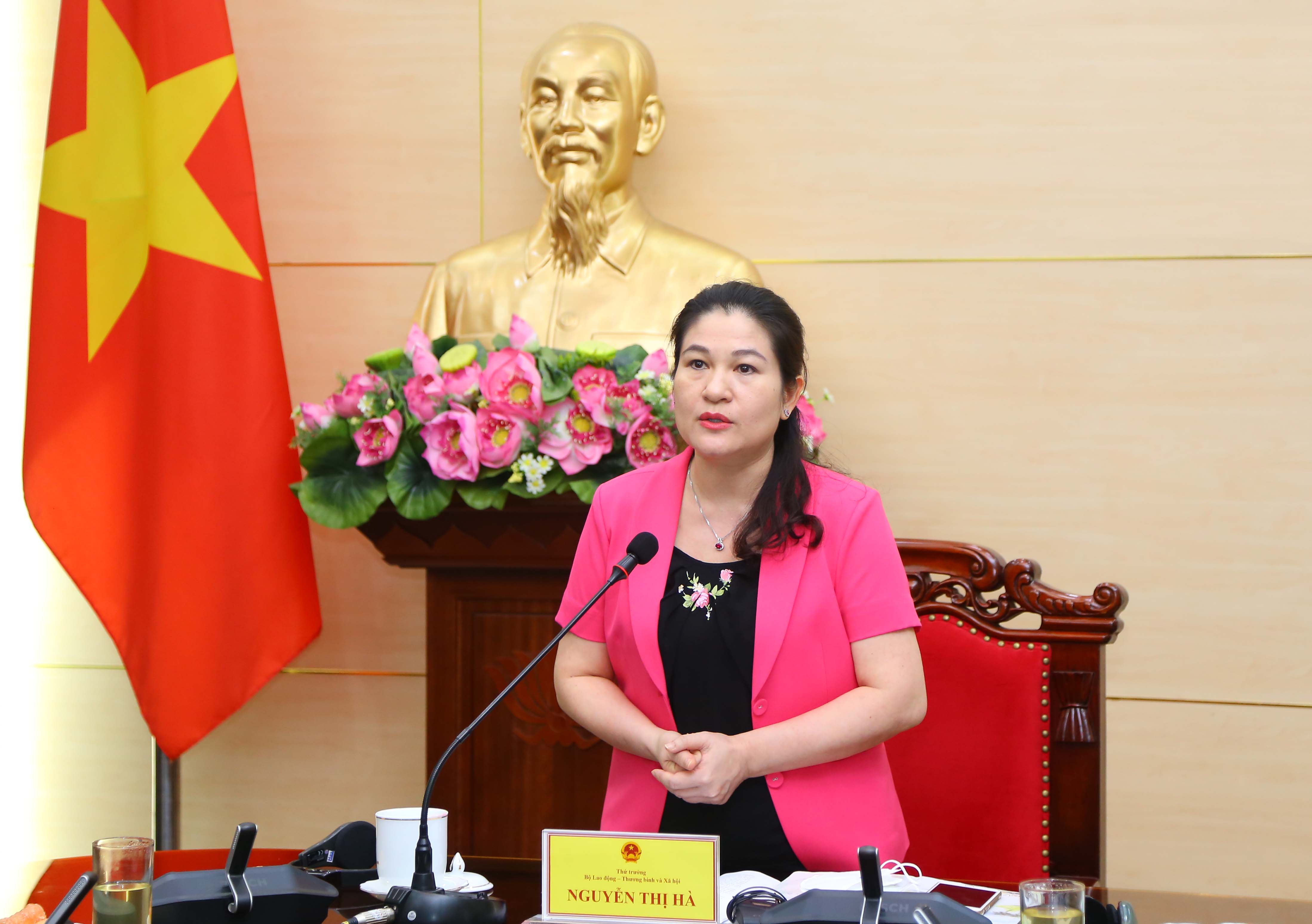 Thứ trưởng Bộ Lao động - Thương binh và Xã hội Nguyễn Thị Hà nhấn mạnh cần bảo đảm an toàn, phòng, chống lây nhiễm Covid-19 cho trẻ em.