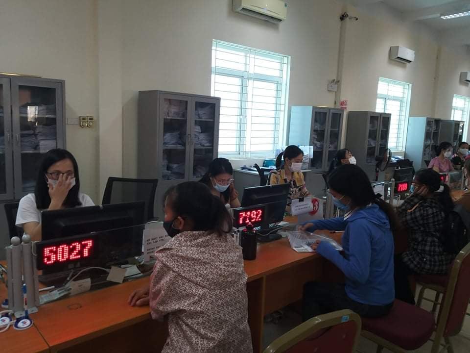 Người lao động làm thủ tục nhận trợ cấp thất nghiệp. 