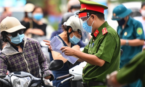 Thủ tướng yêu cầu Hà Nội xử lý ngay bất cập trong việc cấp giấy đi đường