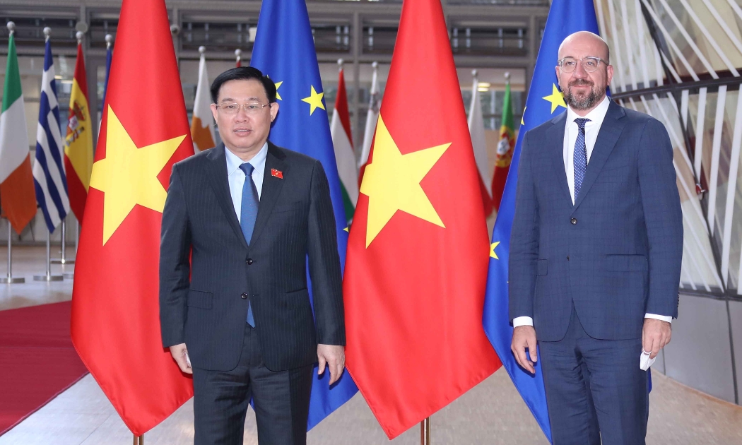 Chủ tịch Quốc hội Vương Đình Huệ và ông Charles Mitchen, Chủ tịch Hội đồng Châu Âu. Ảnh: Quochoi.vn/Doãn Tấn.