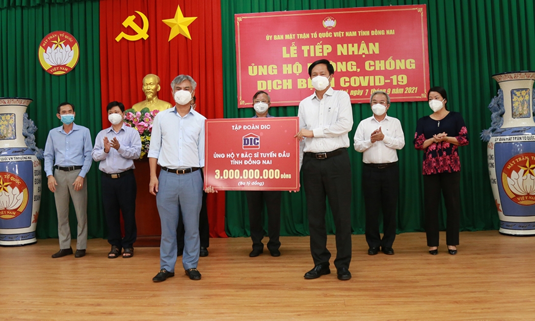 Ông Hoàng Văn Tăng - Tổng giám đốc Tập đoàn DIC trao tặng Sở Y tế tỉnh Đồng Nai 3 tỷ đồng.