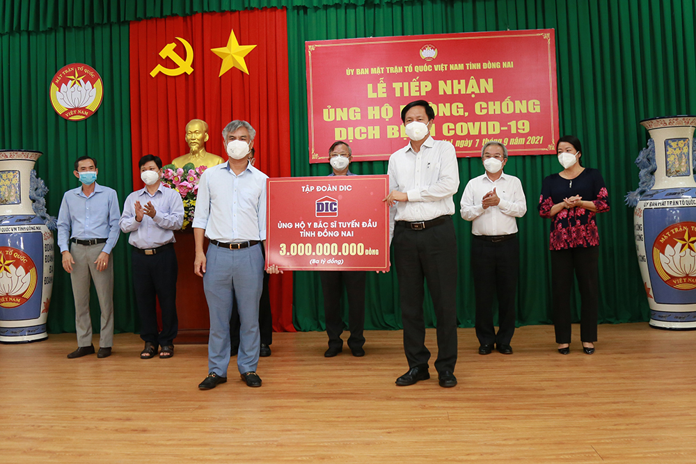 Ông Hoàng Văn Tăng - Tổng giám đốc Tập đoàn DIC trao tặng Sở Y tế tỉnh Đồng Nai 3 tỷ đồng.