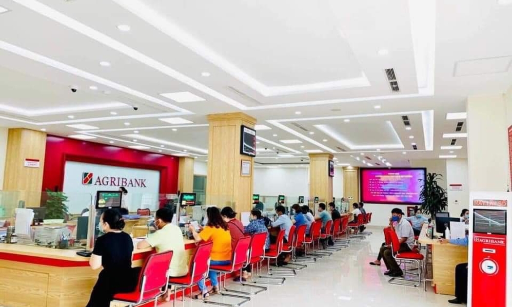 Khách hàng giao dịch tại Agribank.