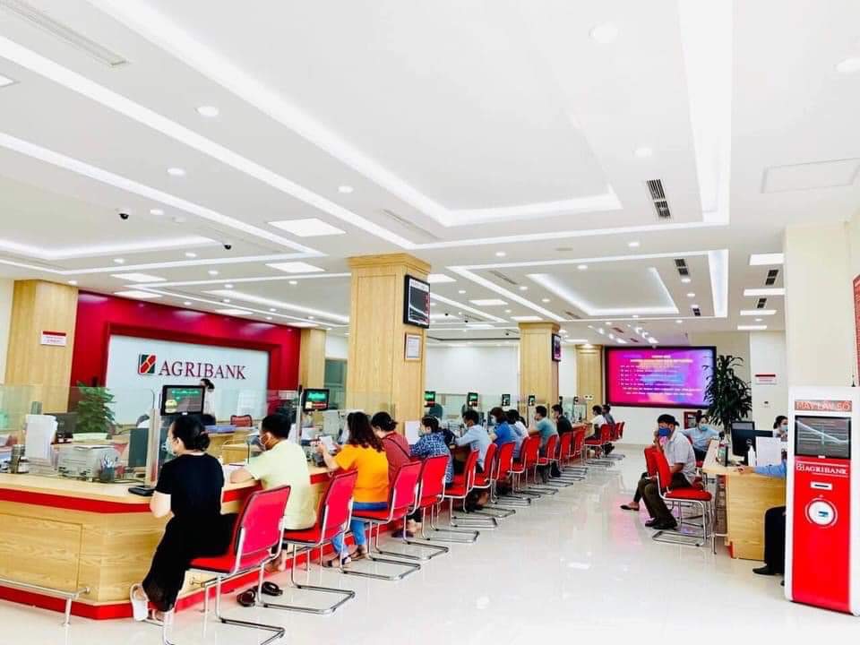 Khách hàng giao dịch tại Agribank.