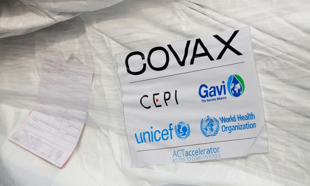 Nhãn dán Covax trên một lô vaccine AstraZeneca cung cấp cho Ghana vào tháng 2/2021 - Ảnh: Reuters.