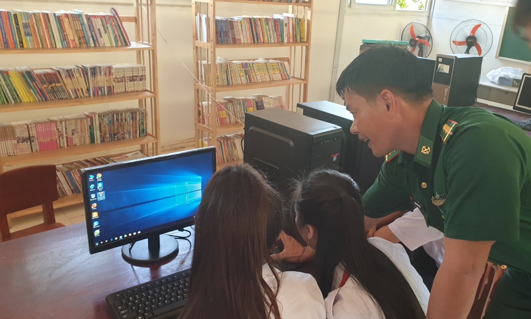 Thầy giáo Trần Bình Phục đang hướng dẫn học sinh học online trên đảo Hòn Chuối - Cà Mau (ảnh: M.Định)