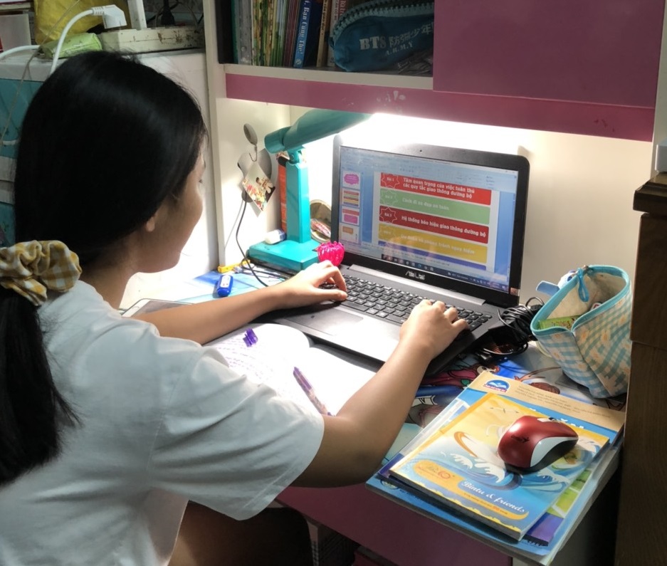 C&oacute; nhiều học sinh phải học li&ecirc;n tục cả 2 bu&ocirc;i trong ng&agrave;y, tối lại l&agrave;m b&agrave;i tập.