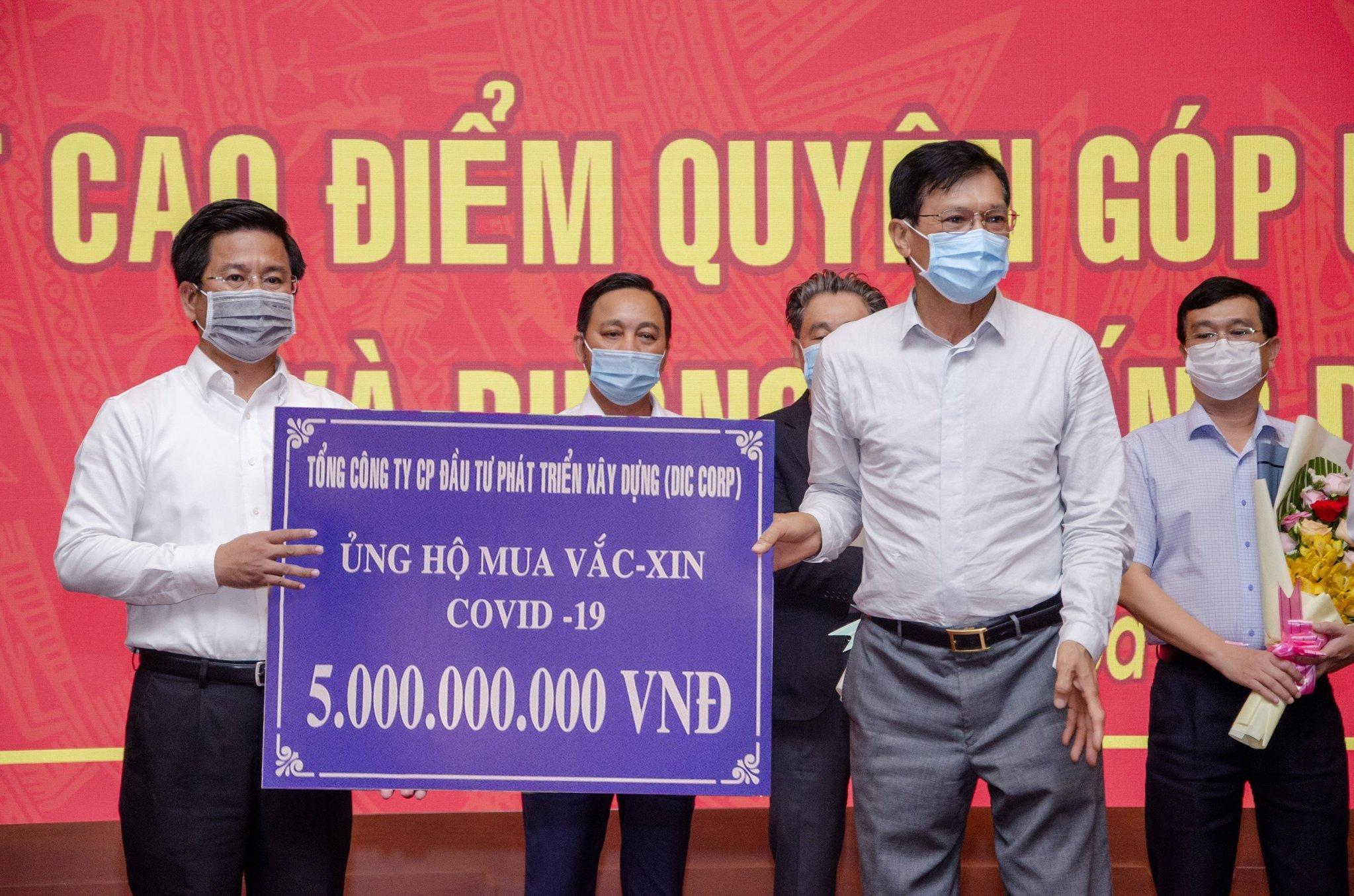 Tập đo&agrave;n DIC ủng hộ Ủy ban Mặt trận Tổ quốc Việt Nam tỉnh B&agrave; Rịa - Vũng T&agrave;u 5 tỷ đồng kinh ph&iacute; mua vaccine v&agrave; ph&ograve;ng, chống dịch bệnh Covid-19 v&agrave;o th&aacute;ng 5/2021.