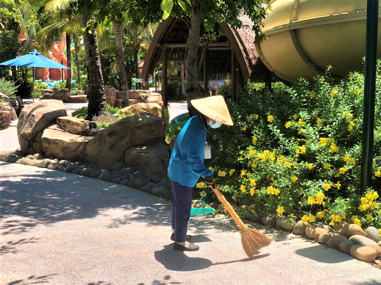 Ng&agrave;nh du lịch thực hiện thí đi&ecirc;̉m đón khách qu&ocirc;́c t&ecirc;́ an toàn tại Phú Qu&ocirc;́c (Kiên Giang), chu&acirc;̉n bị từng bước mở rộng ra các đi&ecirc;̉m đ&ecirc;́n như Hạ Long (Quảng Ninh), Hội An (Quảng Nam), Nha Trang (Khánh Hòa), Đà Lạt (Lâm Đ&ocirc;̀ng)...