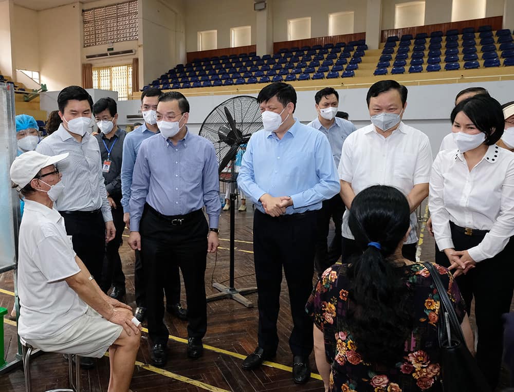 Chủ tịch UBND TP. Hà Nội Chu Ngọc Anh và Bộ trưởng Bộ Y tế Nguyễn Thanh Long kiểm tra điểm tiêm ở nhà thi đấu Trịnh Hoài Đức.
