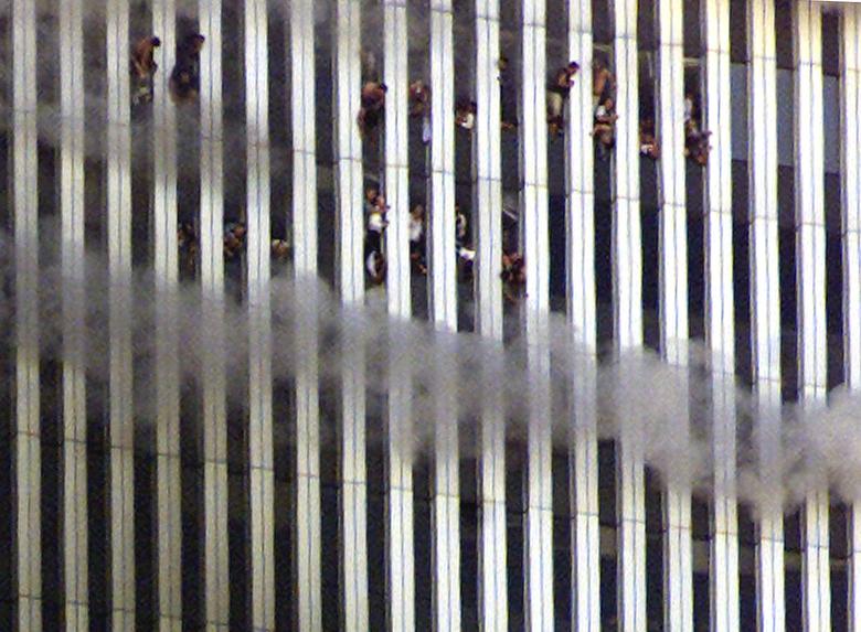 Những người bên trong tòa tháp của WTC nhìn ra từ tòa nhà đang cháy - Ảnh: Reuters