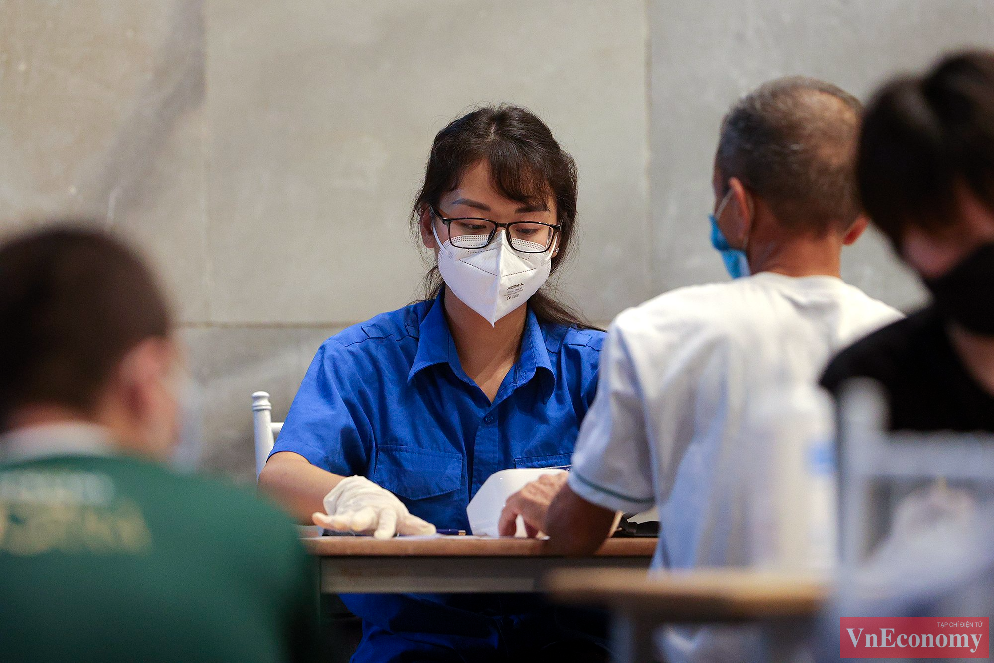 C&aacute;c lực lượng gồm: nh&acirc;n vi&ecirc;n y tế, c&ocirc;ng an, đo&agrave;n thanh ni&ecirc;n, d&acirc;n qu&acirc;n tự vệ&hellip; vẫn đang miệt m&agrave;i hỗ trợ người d&acirc;n đảm bảo trật tự, giữ khoảng c&aacute;ch đợi đến lượt ti&ecirc;m.