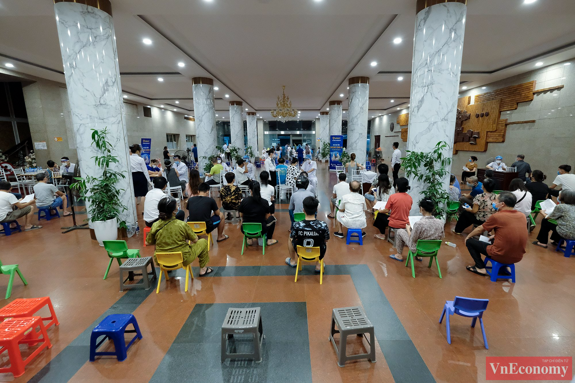 Đ&acirc;y l&agrave; ng&agrave;y thứ hai quận Ho&agrave;n Kiếm tổ chức ti&ecirc;m th&ecirc;m v&agrave;o ban đ&ecirc;m, nhằm đ&aacute;p ứng y&ecirc;u cầu sớm phủ vaccine ph&ograve;ng Covid-19 cho người d&acirc;n.