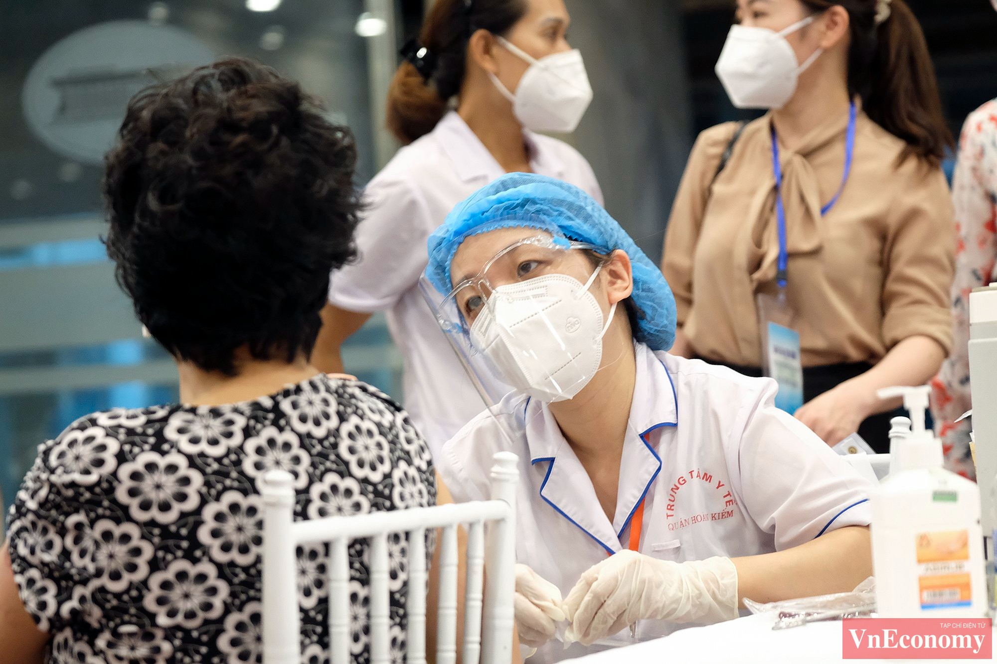 Người d&acirc;n đến ti&ecirc;m chủng được y&ecirc;u cầu s&aacute;t khuẩn tay, kiểm tra th&acirc;n nhiệt theo đ&uacute;ng quy định. Việc đ&oacute;n tiếp, ph&acirc;n luồng cũng được ch&uacute; trọng n&ecirc;n kh&ocirc;ng xảy ra t&igrave;nh trạng người d&acirc;n chen lấn, vi phạm nguy&ecirc;n tắc 5K.