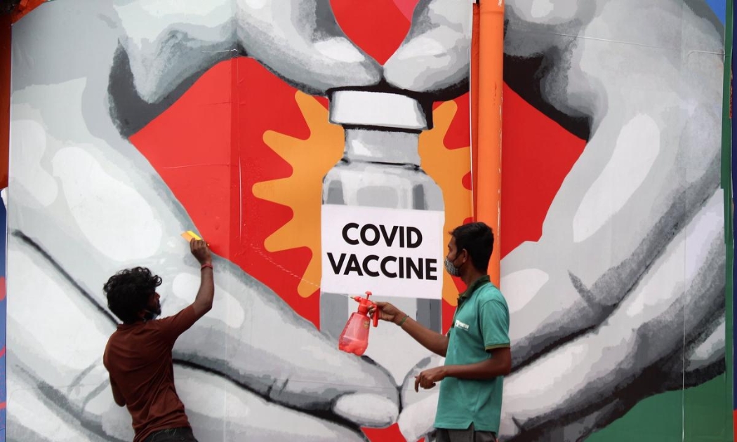 Airfinity ước tính Mỹ, Liên minh châu Âu (EU), Anh, Canada và Nhật sẽ thừa khoảng 1,2 tỷ liều vaccine trong năm 2021 sau khi tiêm đầy đủ cho người dân và tiêm cả mũi nhắc lại - Ảnh: Getty Images