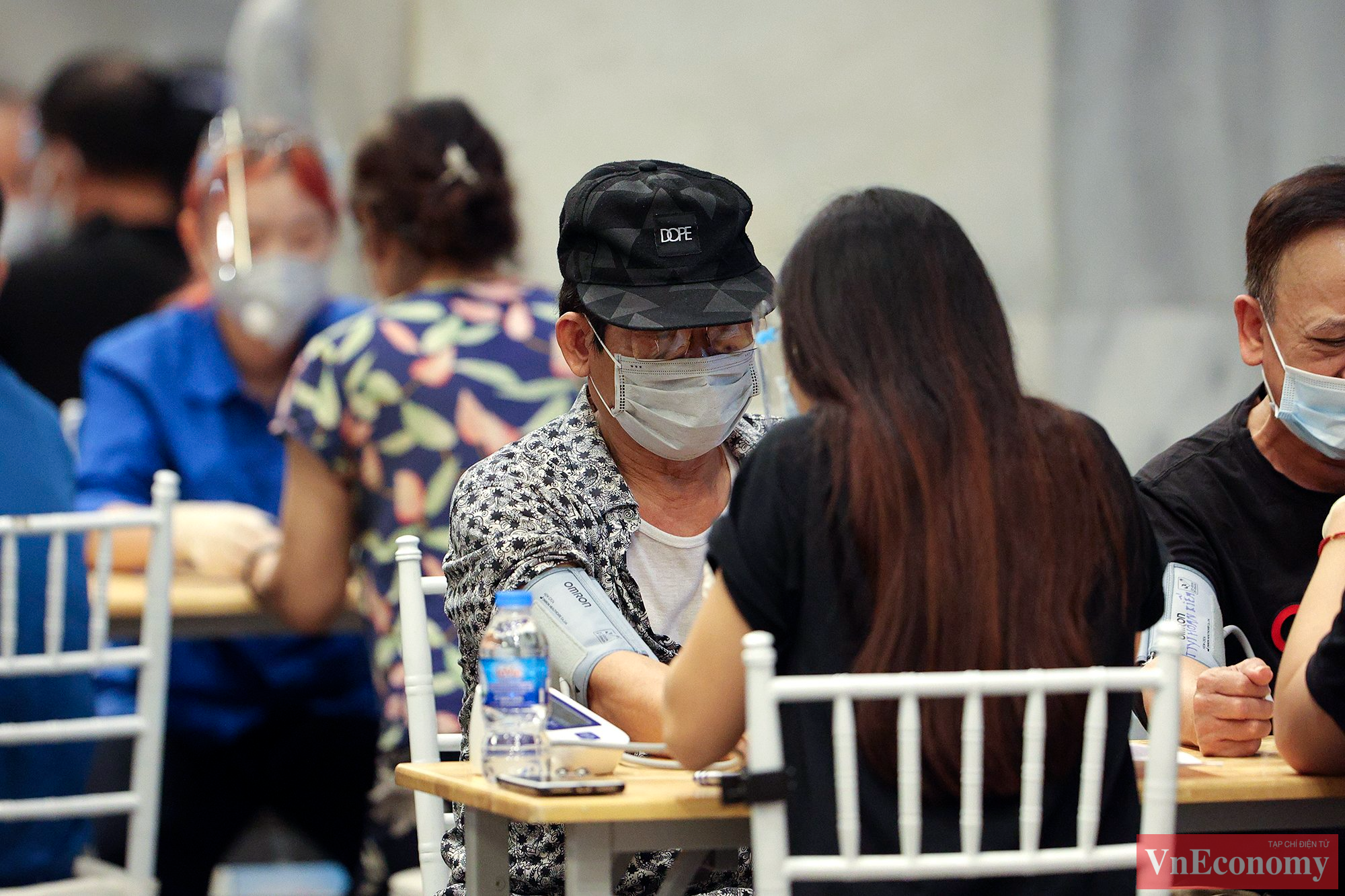 Theo ghi nhận của ph&oacute;ng vi&ecirc;n, đến hơn 22h tối&nbsp; ng&agrave;y 10/9, vẫn c&oacute; rất đ&ocirc;ng người d&acirc;n đến ti&ecirc;m vaccine Covid-19.