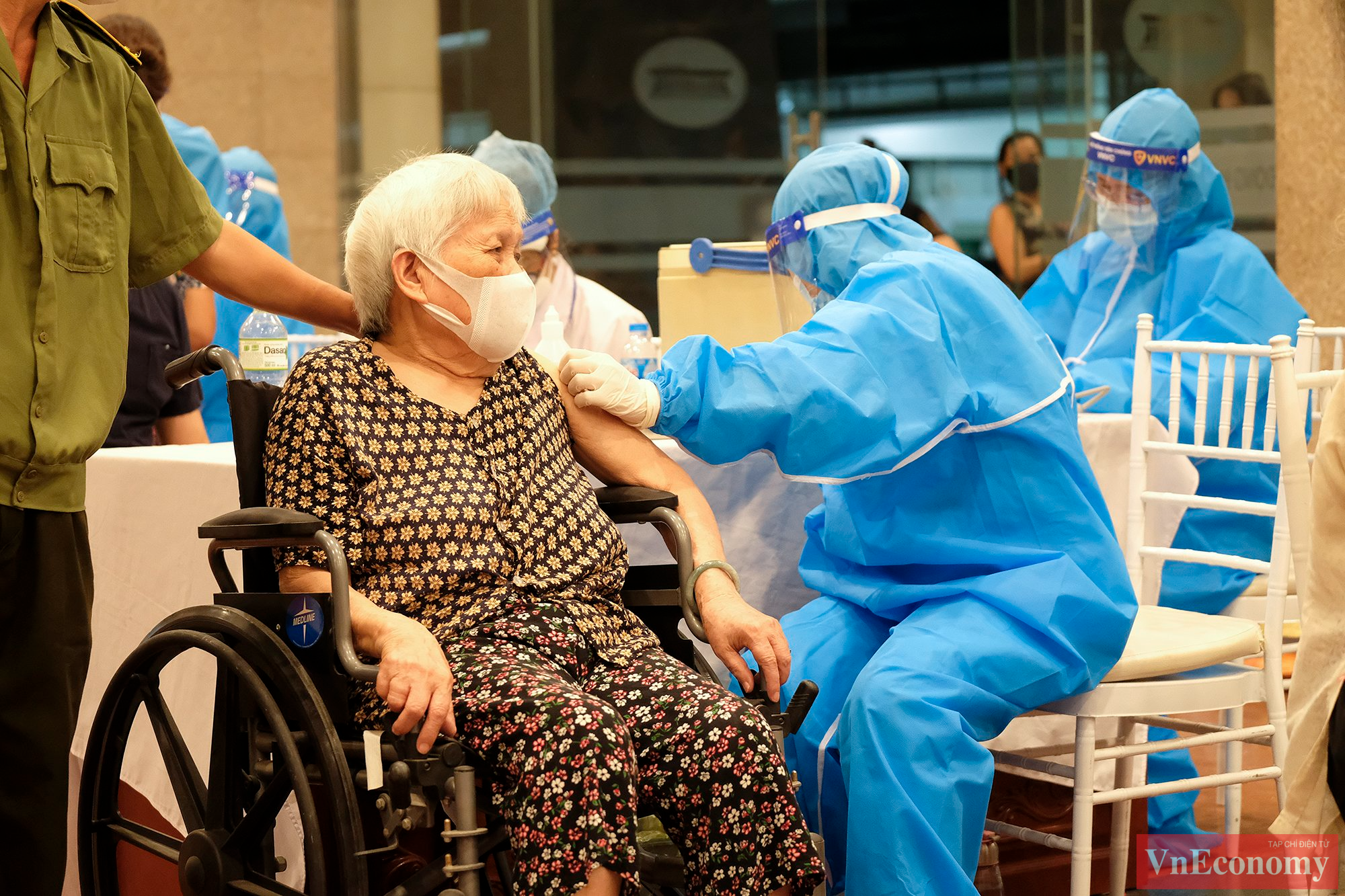 Có rất đông đối tượng là người già, người trên 65 tuổi đến tiêm chủng. Những đối tượng này được nhân viên y tế kiểm tra sức khỏe, đo huyết áp kỹ trước khi vào tiêm.