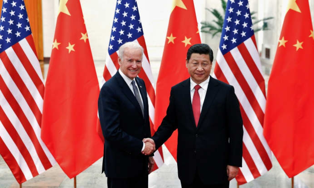 Chủ tịch Trung Quốc Tập Cận Bình (phải) bắt tay ông Joe Biden, khi đó đang là Phó tổng thống Mỹ, tại Đại lễ đường Nhân dân ở Bắc Kinh, tháng 12/2013 - Ảnh: Reuters.
