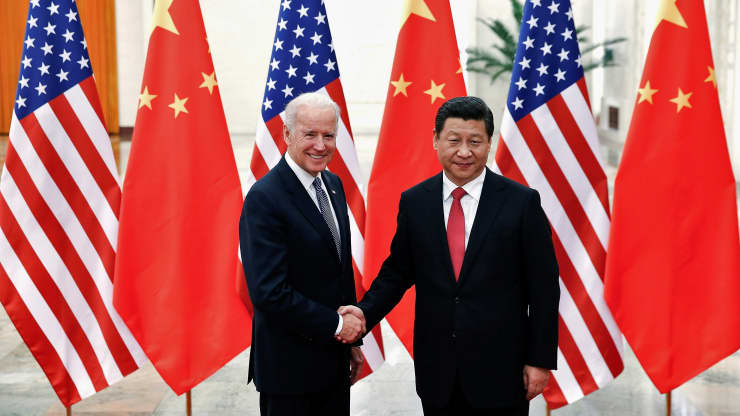 Chủ tịch Trung Quốc Tập Cận Bình (phải) bắt tay ông Joe Biden, khi đó đang là Phó tổng thống Mỹ, tại Đại lễ đường Nhân dân ở Bắc Kinh, tháng 12/2013 - Ảnh: Reuters.