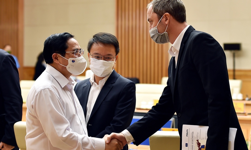 Thủ tướng bắt tay đại biểu tham dự buổi làm việc. Ảnh: VGP.