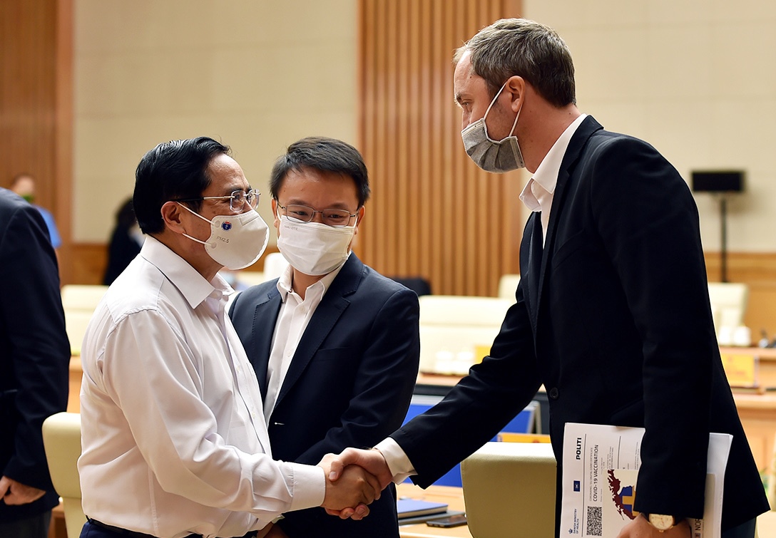 Thủ tướng bắt tay đại biểu tham dự buổi làm việc. Ảnh: VGP.