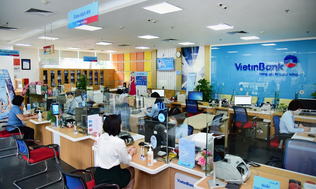 Khách hàng thực hiện giao dịch tại VietinBank.