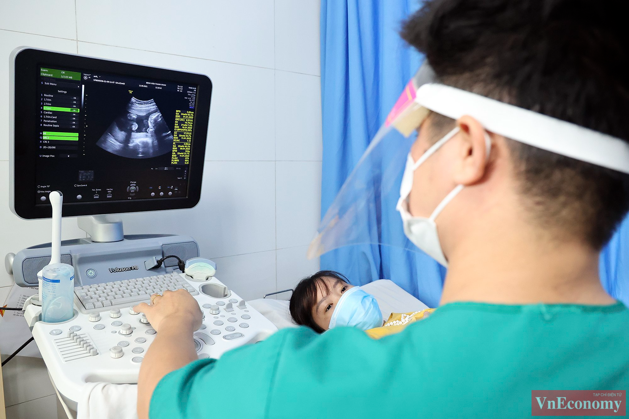 Các sản phụ sẽ được khám thai và kiểm tra thai trước khi tiêm. Những bất thường về thai nhi, nước ối, huyết áp cao… phải điều trị trước, ổn định mới tiêm vaccine.