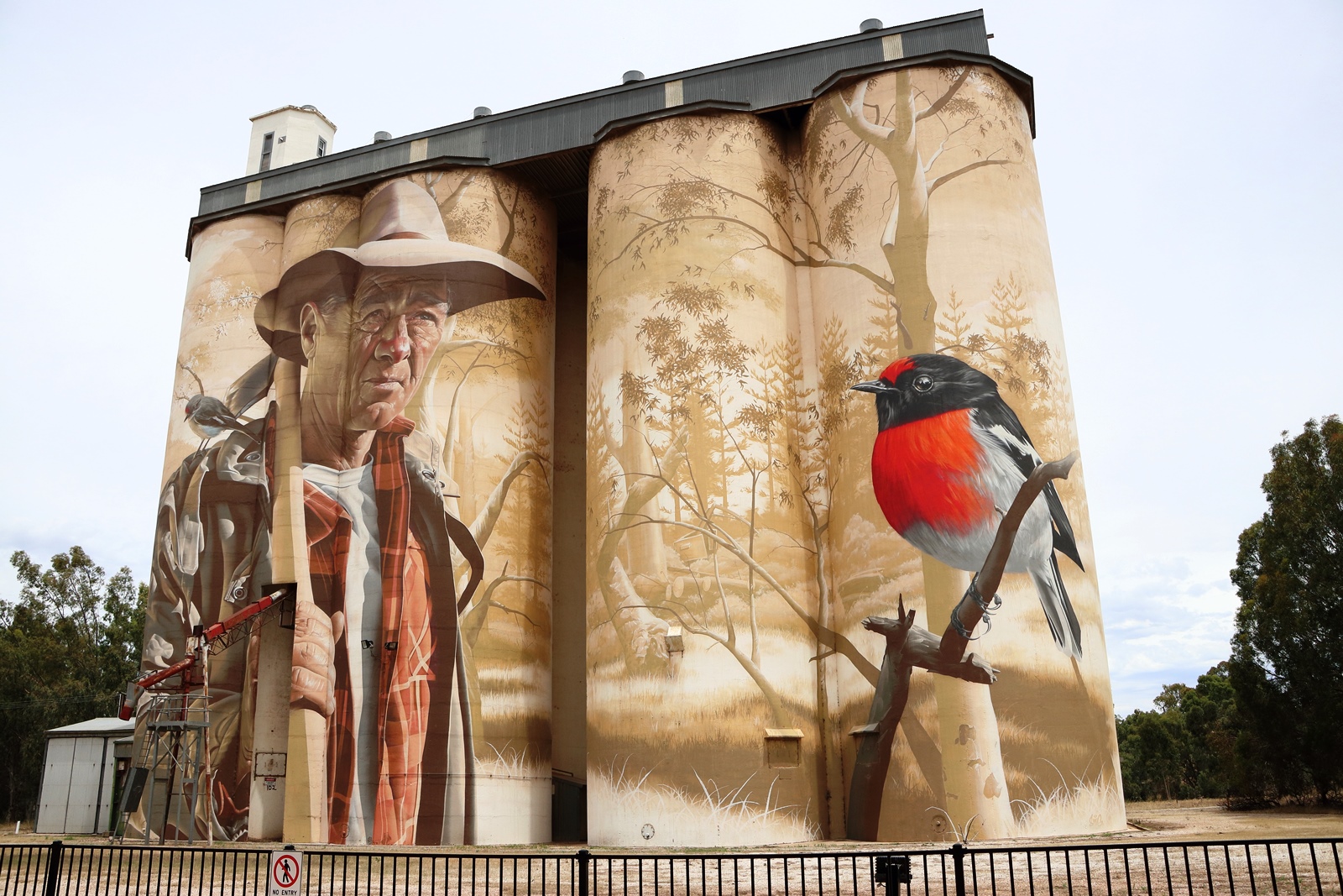 Th&ocirc;ng thường, c&aacute;c nghệ sĩ phải mất hai đến ba tuần để vẽ tr&ecirc;n những chiếc silo h&agrave;ng trăm tuổi n&agrave;y.