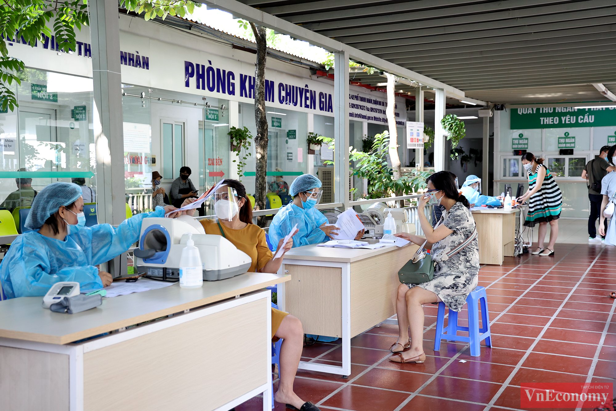Bác sĩ Trần Quyết Thắng, Trưởng khoa sản 1, Bệnh viện Thanh Nhàn, cho biết chủ động phòng bệnh với nhóm phụ nữ mang thai là rất cần thiết, tiêm vaccine là cách bảo vệ cả mẹ và bé.