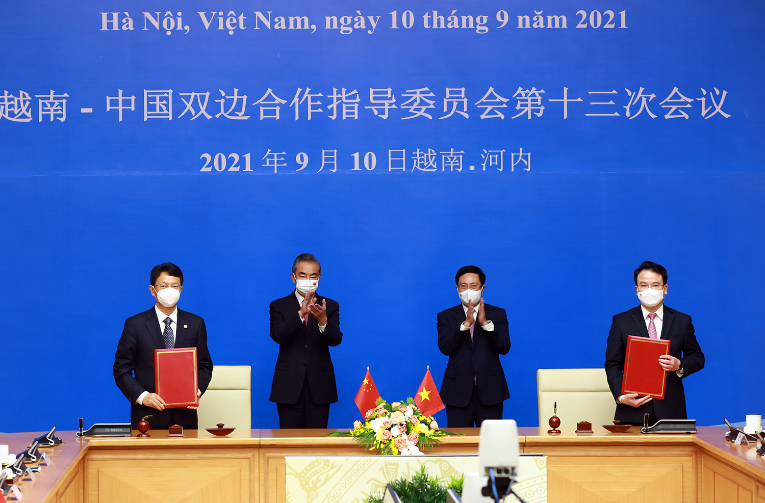 Phó Thủ tướng Thường trực Chính phủ Phạm Bình Minh và Ủy viên Quốc vụ, Bộ trưởng Bộ Ngoại giao Trung Quốc Vương Nghị chứng kiến lễ ký kết.