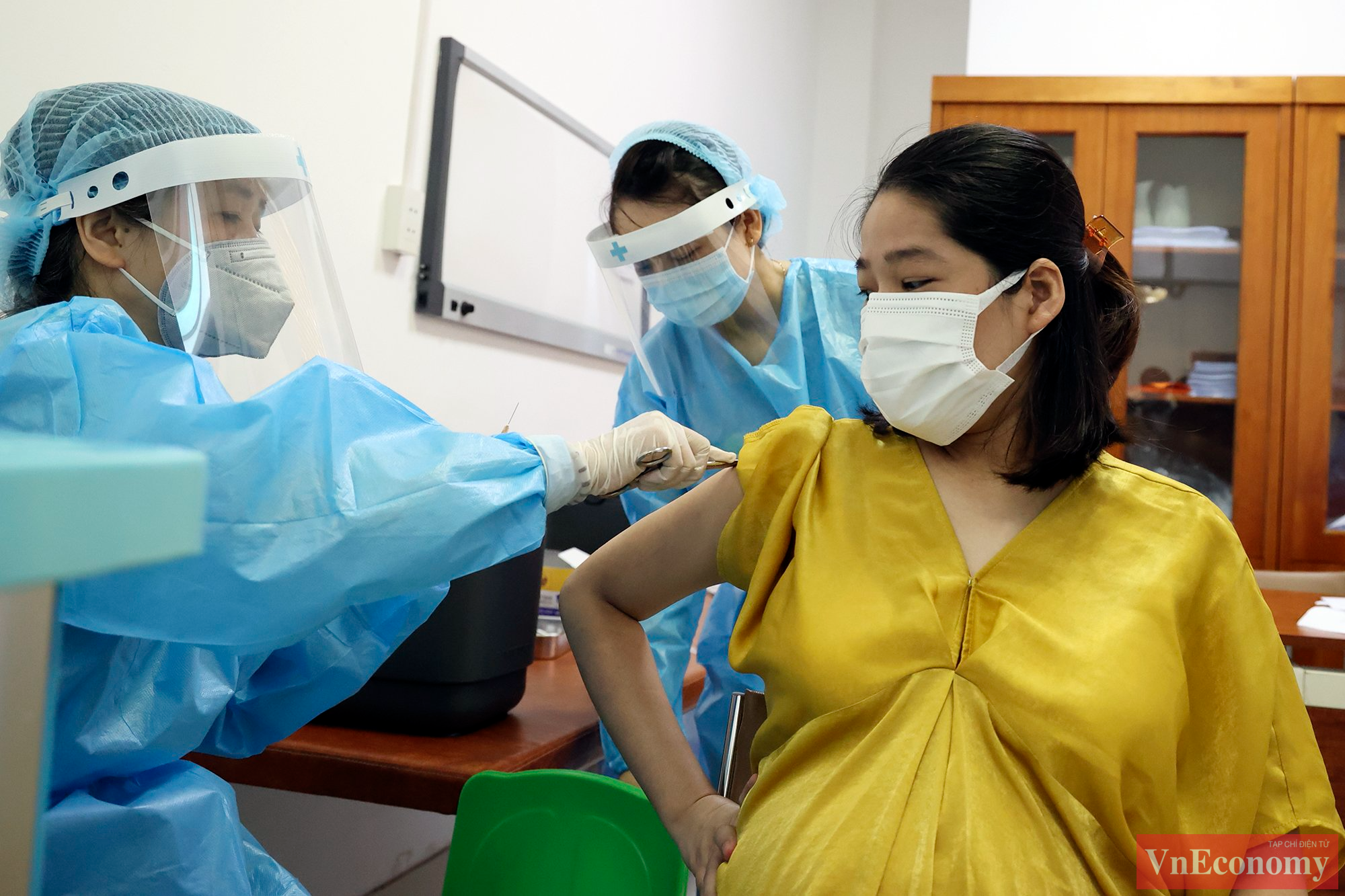 Bệnh viện Thanh Nhàn có 2 khu vực riêng, tất cả bà mẹ mang bầu được chẩn đoán, khám sàng lọc và tiêm chủng tại khu riêng. Bệnh viện đã mổ đỡ đẻ cho sản phụ F1, F0 tại khu riêng cách biệt với những khu vực khám chữa bệnh khác nên các chị em có thể hoàn toàn yên tâm.