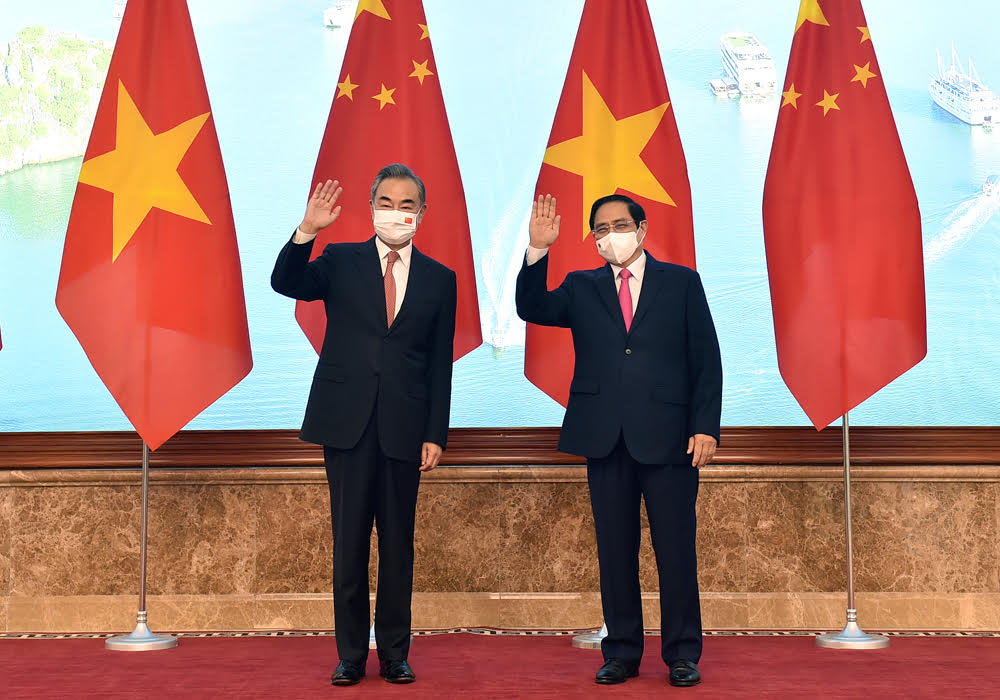 Thủ tướng Phạm Minh Chính và Bộ trưởng Ngoại giao Trung Quốc Vương Nghị - Ảnh: VGP