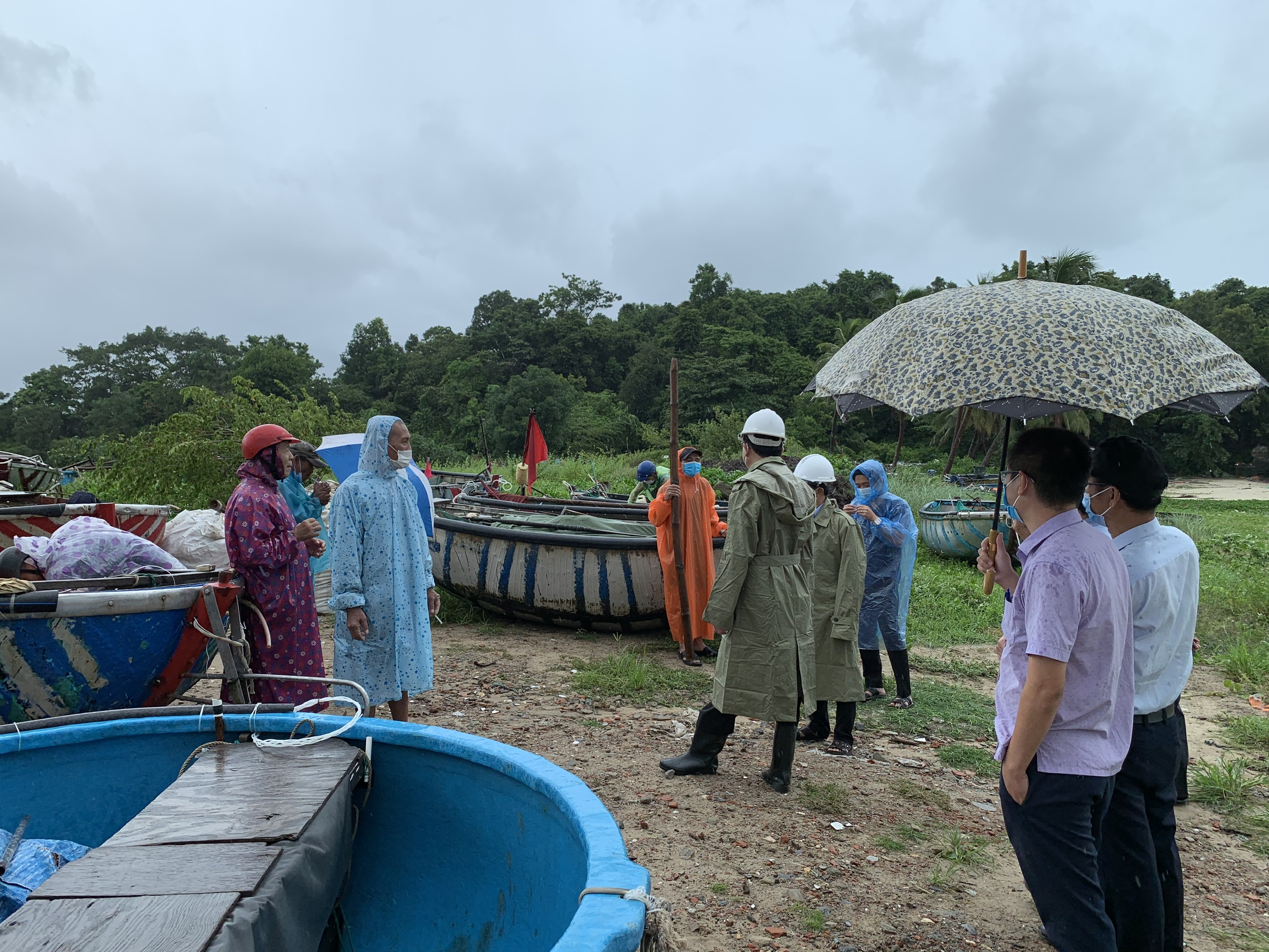 Đốc th&uacute;c k&ecirc;u gọi ngư d&acirc;n l&ecirc;n bờ trước cơ b&atilde;o số 5 ở Đ&agrave; Nẵng.&nbsp;