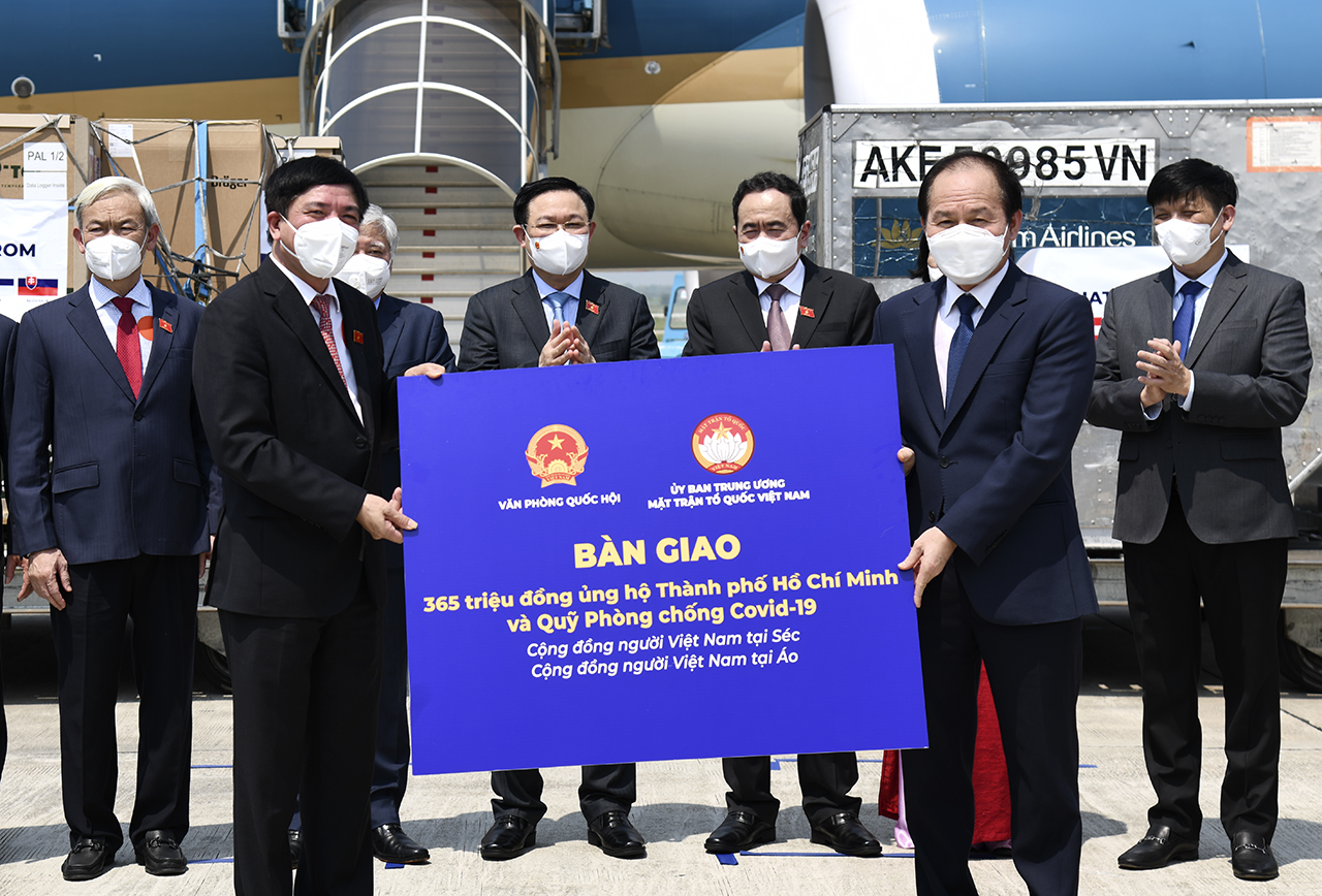 Chủ tịch Quốc hội Vương Đ&igrave;nh Huệ&nbsp;v&agrave; c&aacute;c đại biểu,&nbsp;Đại sứ&nbsp;chứng kiến Lễ&nbsp;b&agrave;n&nbsp;giao số tiền trị gi&aacute; 365 triệu đồng do cộng đồng người Việt Nam tại Cộng h&ograve;a S&eacute;c v&agrave; cộng đồng người Việt Nam tại &Aacute;o ủng hộ th&agrave;nh phố Hồ Ch&iacute; Minh v&agrave; Quỹ Ph&ograve;ng, chống Covid-19 cho đại diện Ủy ban Trung ương Mặt trận Tổ quốc&nbsp;Việt Nam - Ảnh: Quochoi.vn