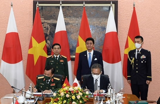 Hai Bộ trưởng chứng kiến lễ ký Thỏa thuận chuyển giao thiết bị và công nghệ quốc phòng Việt Nam - Nhật Bản - Ảnh: VGP