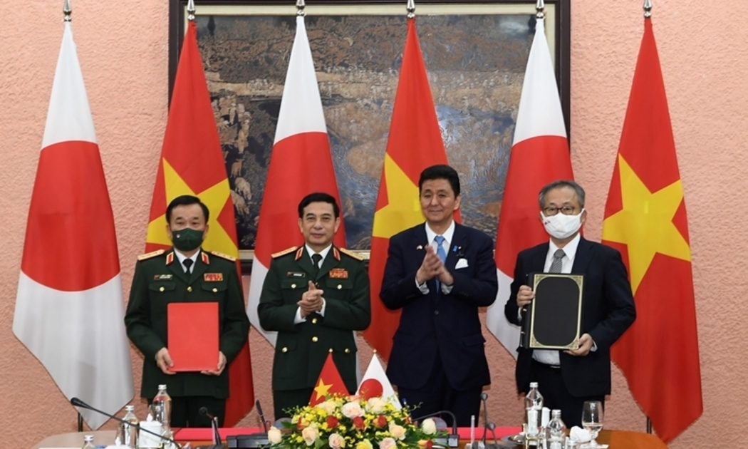 Bộ trưởng Phan Văn Giang và Bộ trưởng Kishi Nobuo chứng kiến lễ ký Thỏa thuận chuyển giao thiết bị và công nghệ quốc phòng Việt Nam - Nhật Bản - Ảnh: VGP