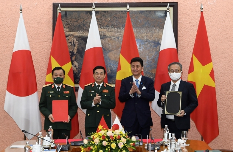 Bộ trưởng Phan Văn Giang và Bộ trưởng Kishi Nobuo chứng kiến lễ ký Thỏa thuận chuyển giao thiết bị và công nghệ quốc phòng Việt Nam - Nhật Bản - Ảnh: VGP
