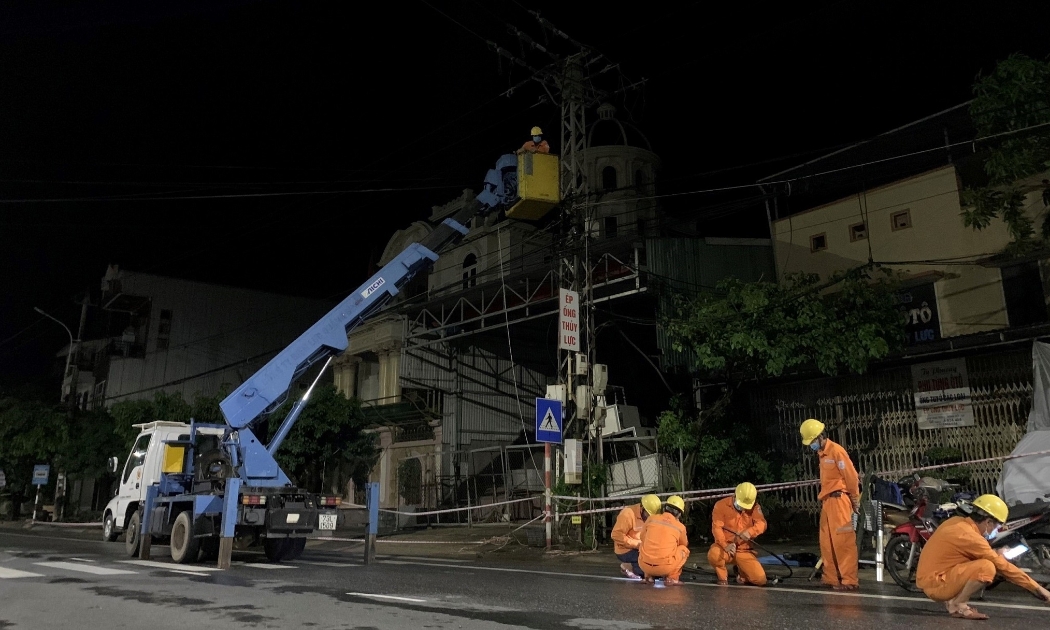 Công nhân điện lực miền Trung xử lý sự cố về điện.