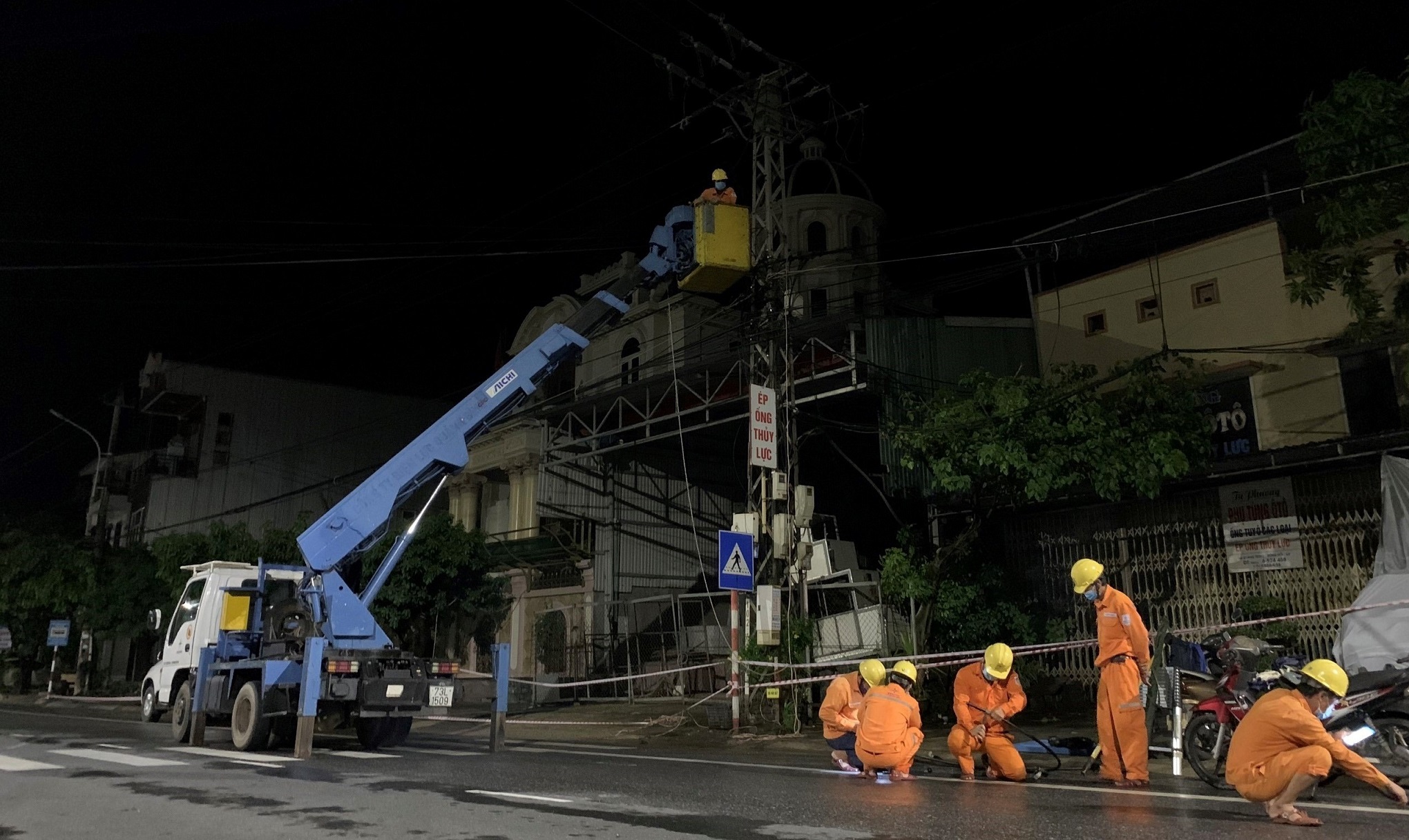 Công nhân điện lực miền Trung xử lý sự cố về điện.