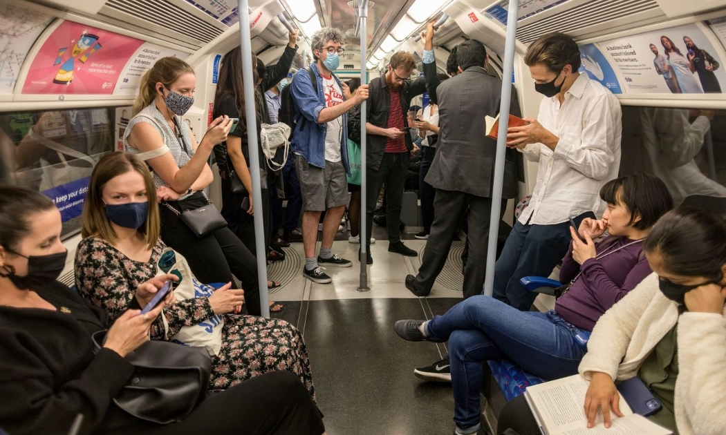 Hành khách đi tàu điện ngầm ở London, Anh hôm 25/8 - Ảnh: Bloomberg.