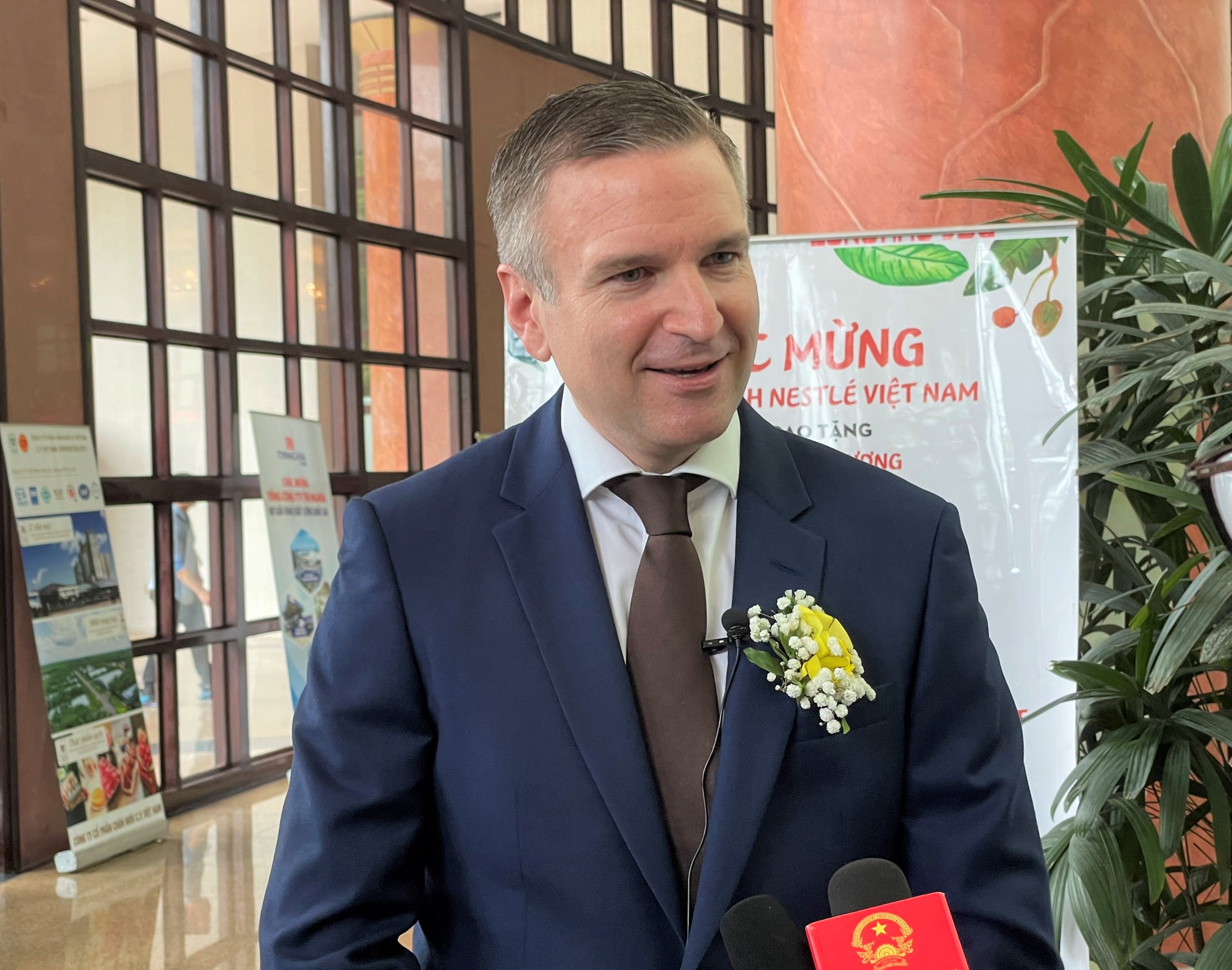 &Ocirc;ng Urs Kloeti, Gi&aacute;m đốc nh&agrave; m&aacute;y Nestl&eacute; B&ocirc;ng Sen