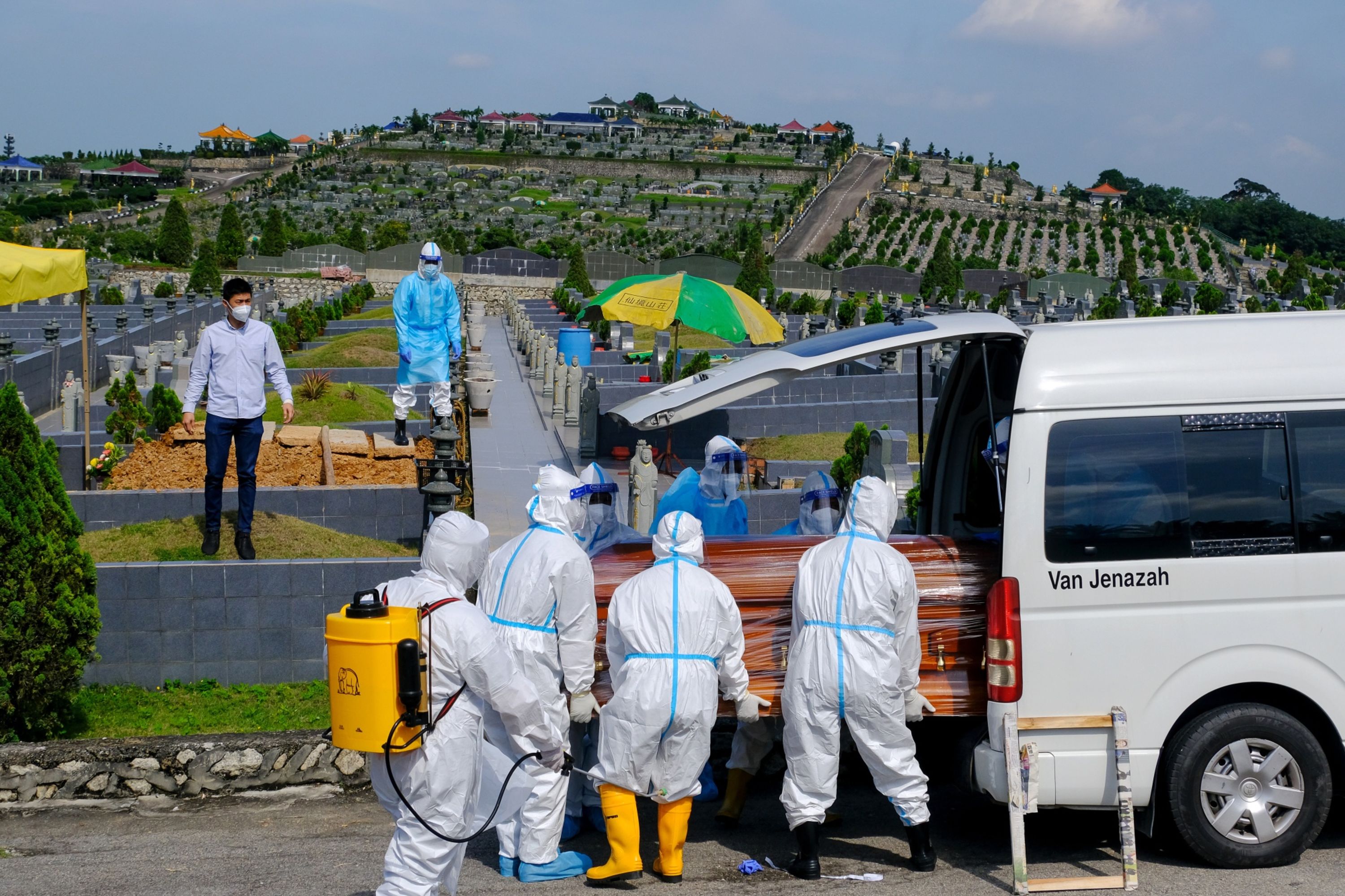 Ch&ocirc;n cất một bệnh nh&acirc;n Covid tử vong ở Selangor, Malaysia, h&ocirc;m 30/8 - Ảnh: Bloomberg.