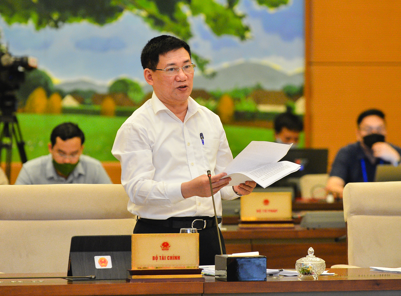 Bộ trưởng Bộ Tài chính Hồ Đức Phớc trình bày Tờ trình dự án Luật Kinh doanh bảo hiểm (sửa đổi) - Ảnh: Quochoi.vn