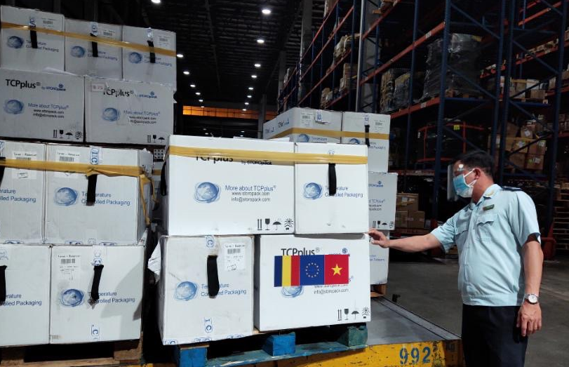 Chi cục Hải quan sân bay quốc tế Tân Sơn Nhất làm thủ tục thông quan ngay trong đêm lô hàng 300.000 liều vaccine do Chính phủ Romania tài trợ Việt Nam.
