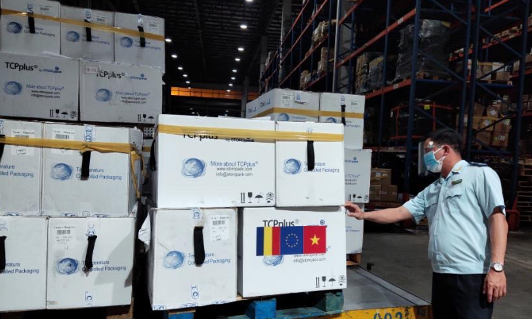 Chi cục Hải quan sân bay quốc tế Tân Sơn Nhất làm thủ tục thông quan ngay trong đêm lô hàng 300.000 liều vaccine do Chính phủ Romania tài trợ Việt Nam.