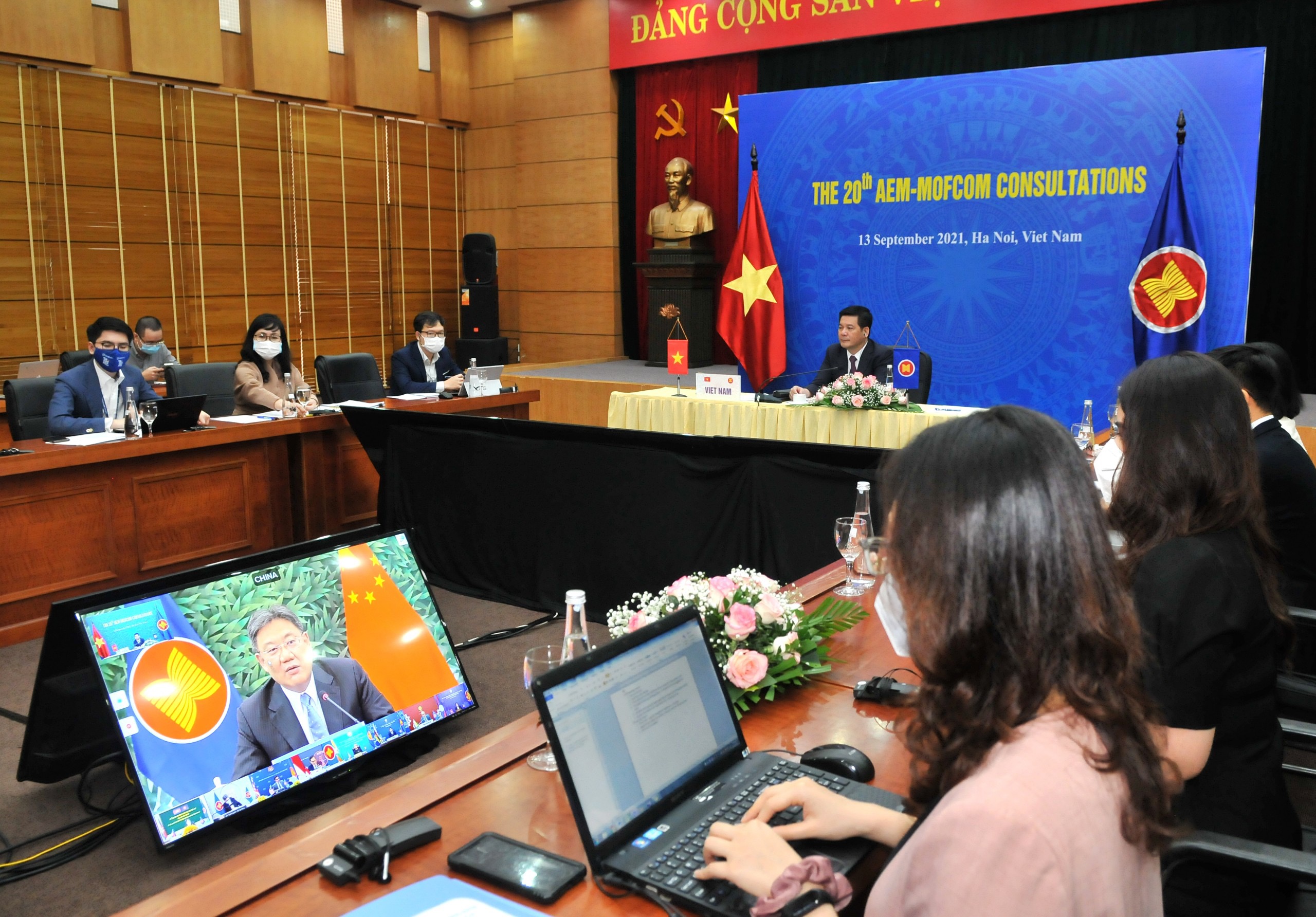 Đoàn Việt Nam tham dự Hội nghị.