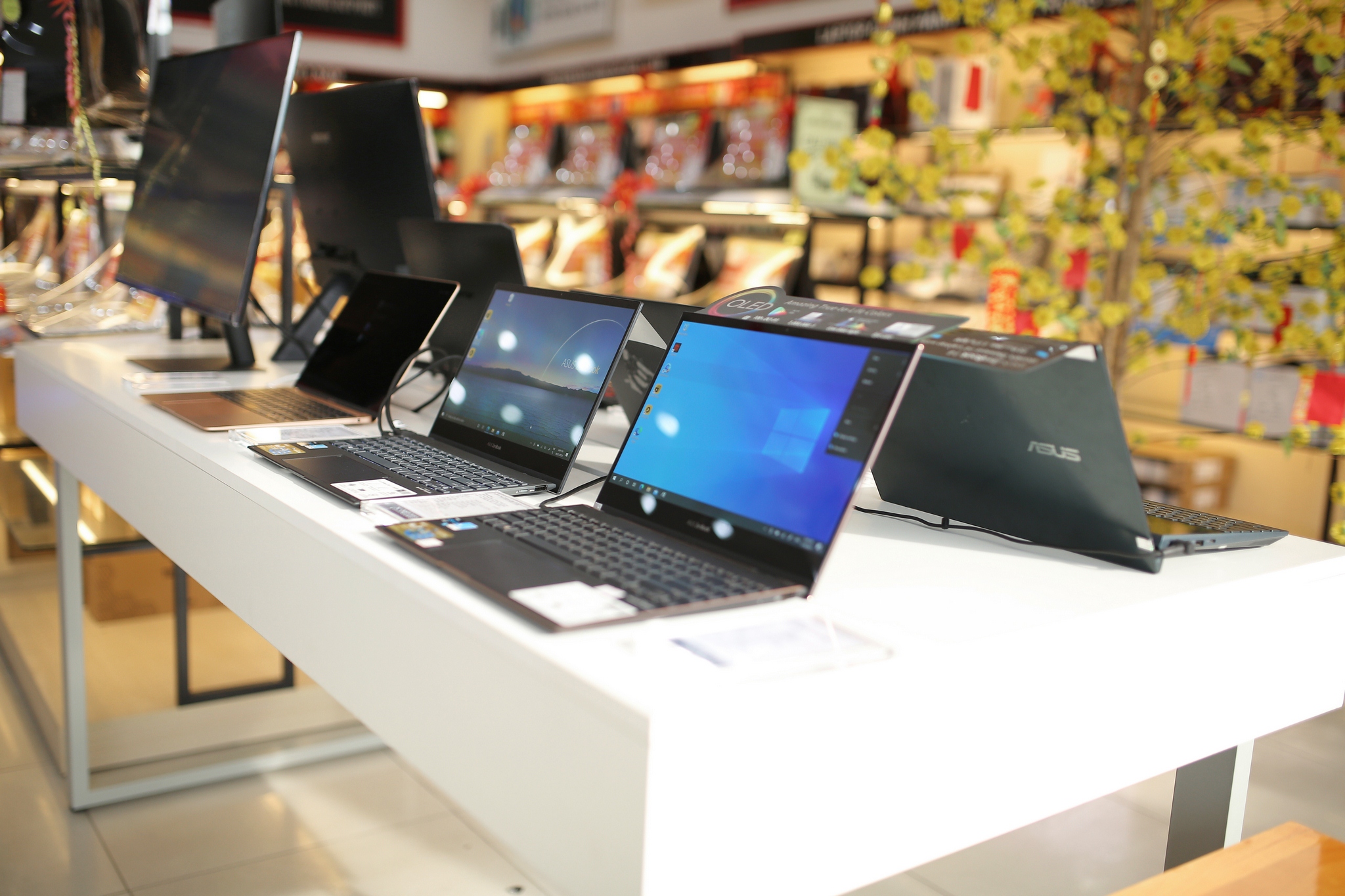 Hầu hết nhà bán lẻ đều cho đặt hàng online và lựa chọn đơn vị vận chuyển chuyên nghiệp để nhanh chóng đưa laptop đến tận tay khách hàng trong giai đoạn giãn cách.