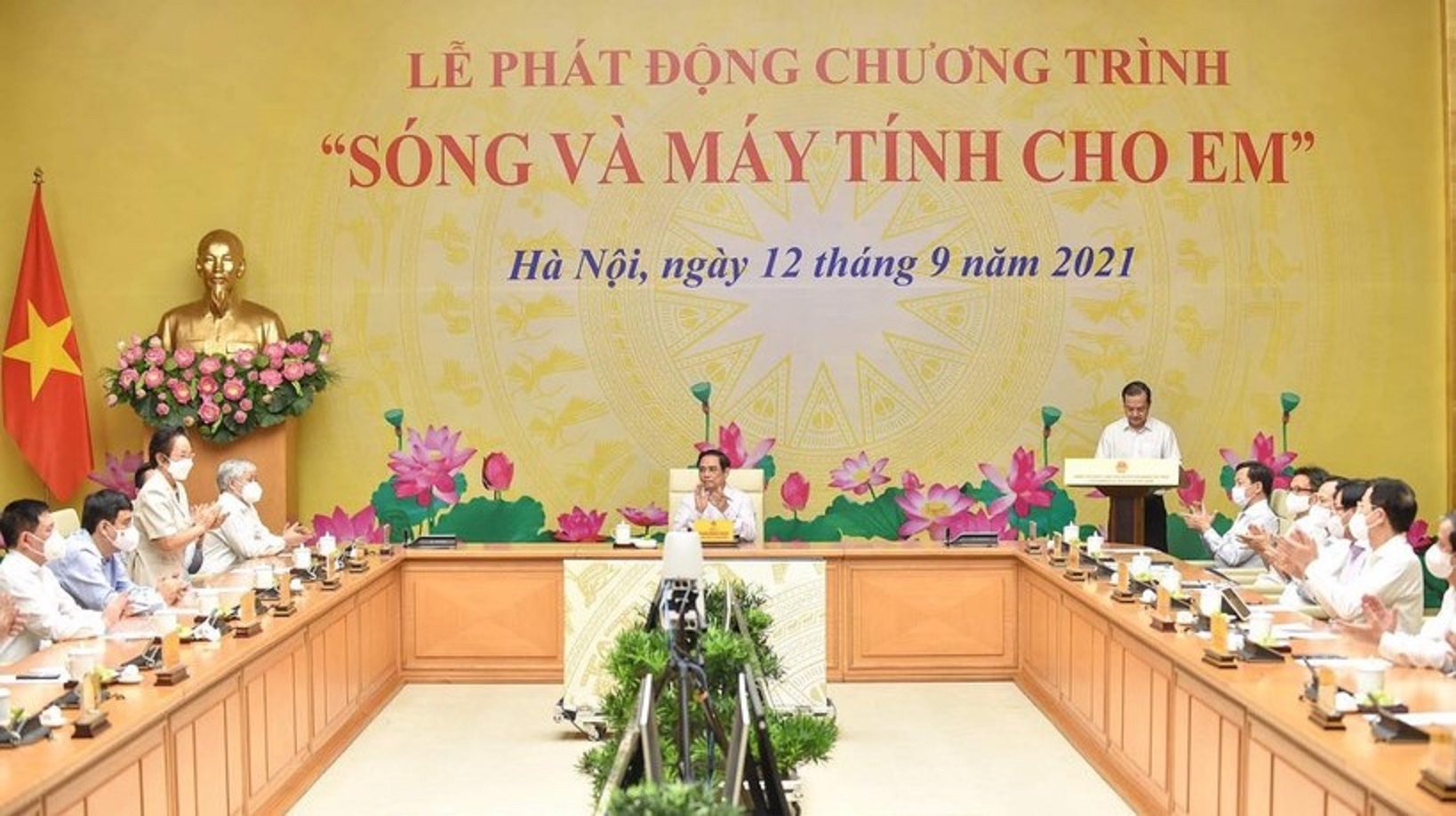 Thủ tướng Chính phủ phát động Chương trình " Sóng và máy tính cho em".