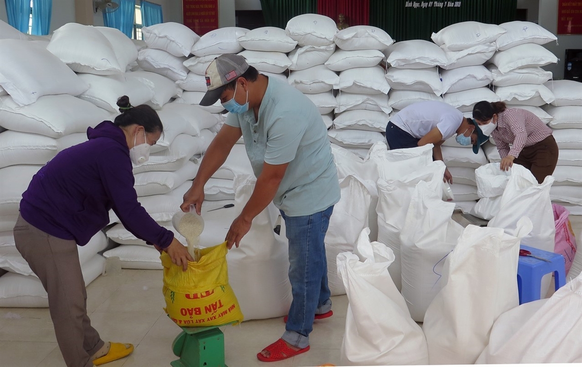 Tổ chức xuất, cấp gạo cho người dân gặp khó khăn tại xã Bình Ngọc, thành phố Tuy Hòa, Phú Yên.